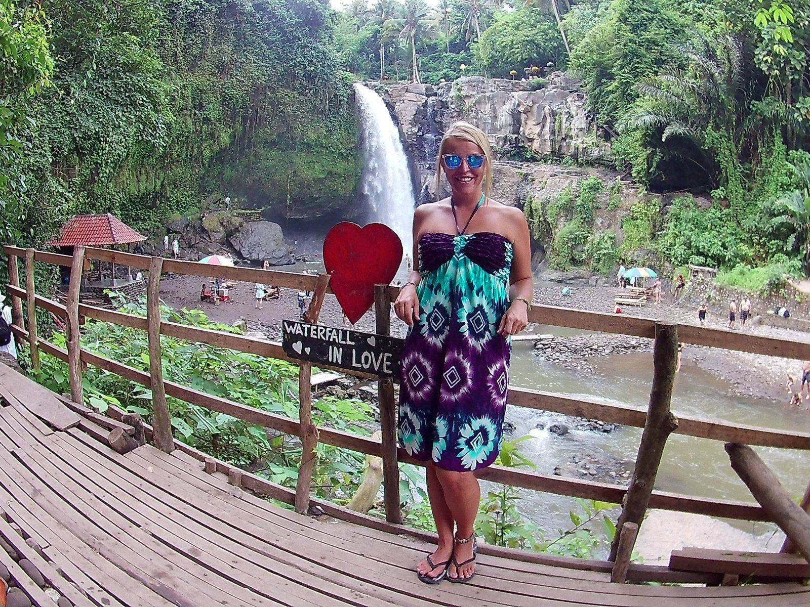 Sonia junto a la cascada Tegenungan, Bali