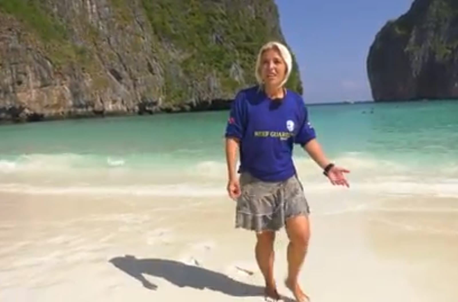 Sonia en la playa de Maya Bay, Tailandia, durante la grabación de Madrileños por el mundo