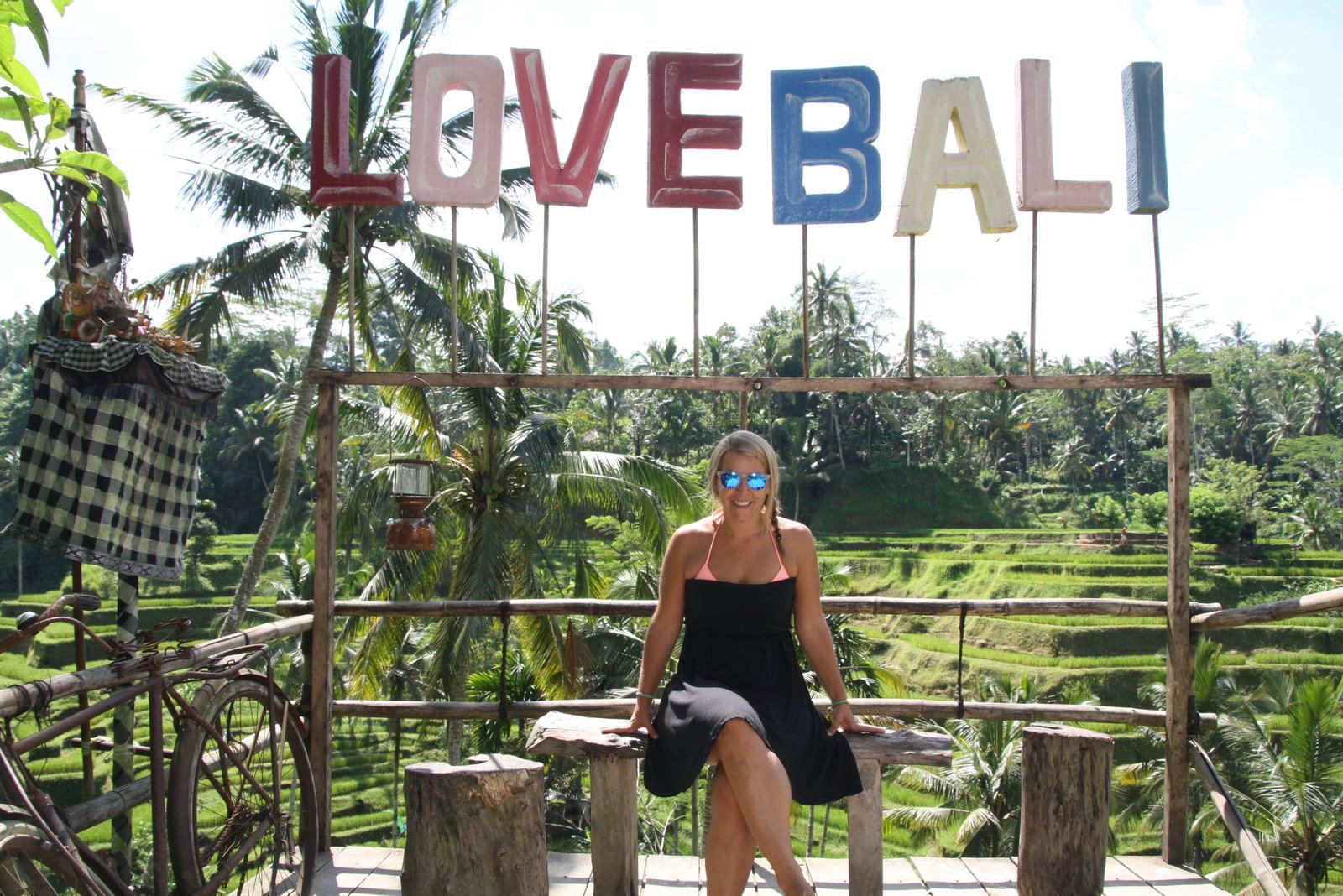 Sonia bajo el cartel LOVE BALI en los arrozales de Tegallalang